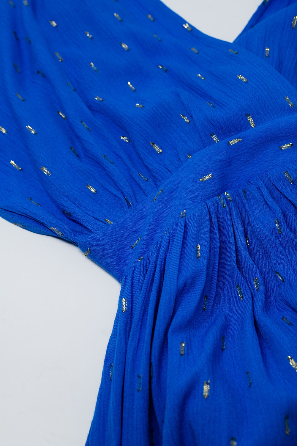 vestido maxi azul solto com pormenores dourados