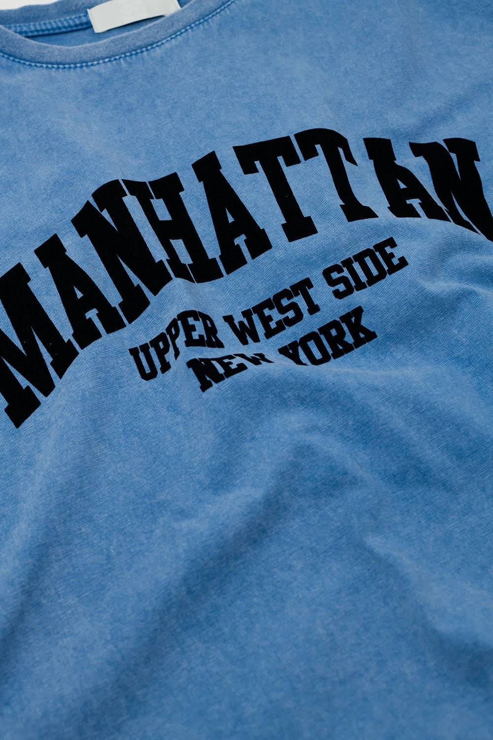 T-shirt azul com texto de Manhattan