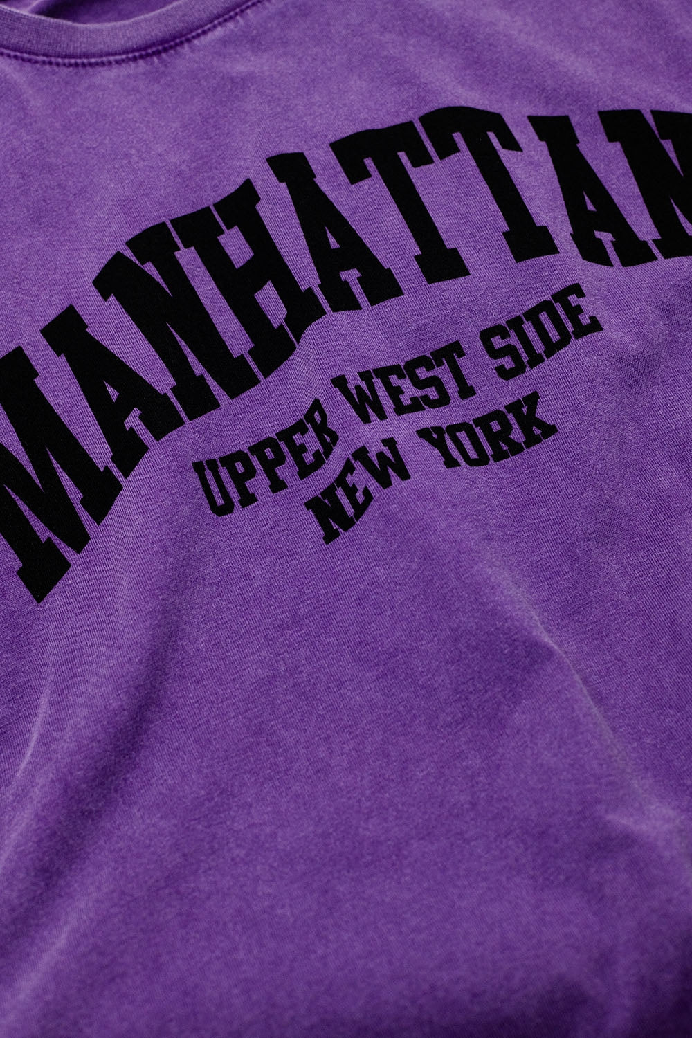 T-shirt roxo com texto de manhattan