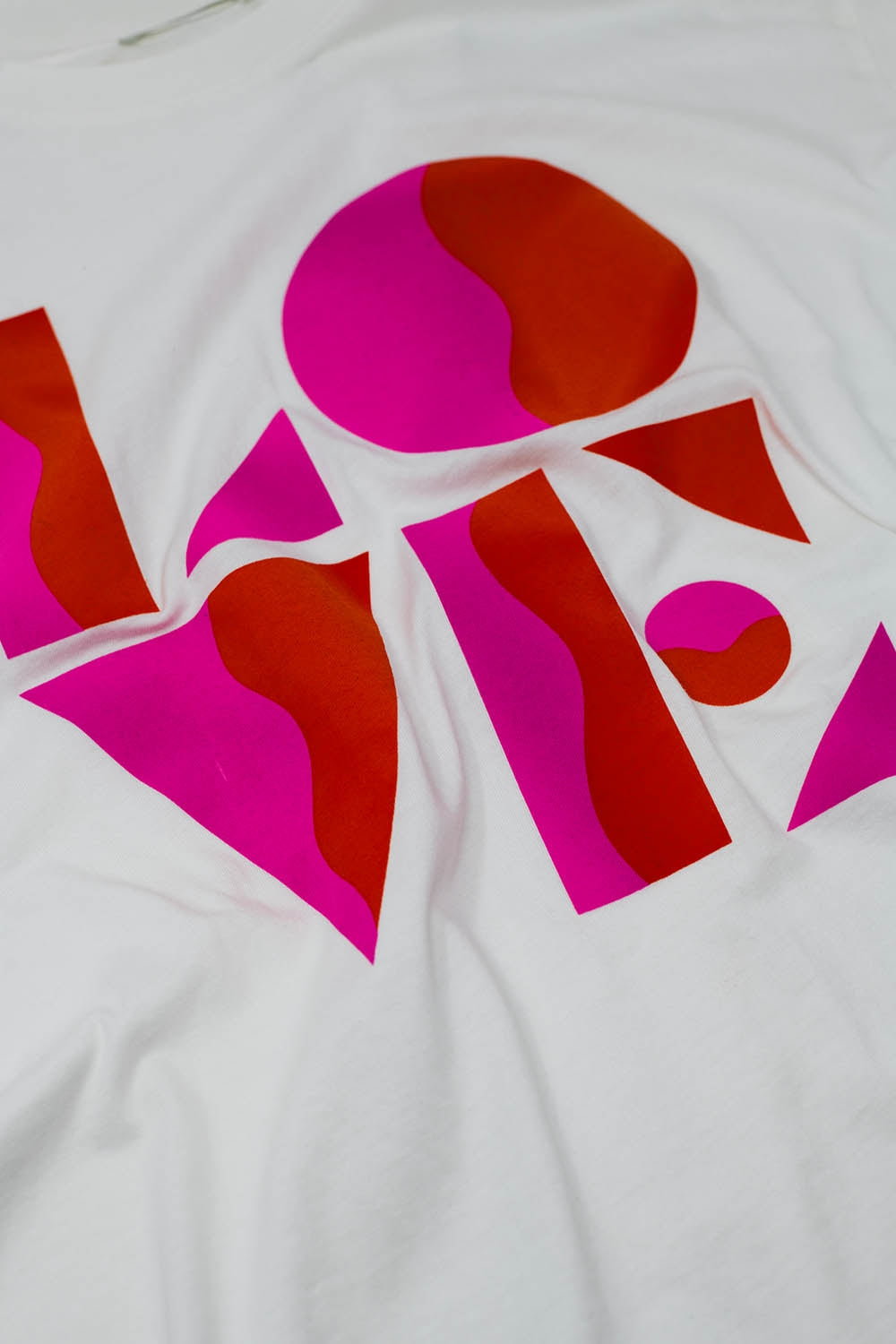 T-shirt com estampado digital art deco LOVE em branco