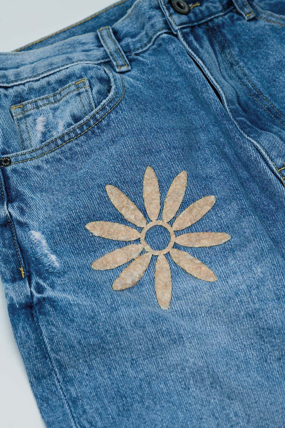 Calças de ganga direitas com pormenor de flores em azul lavado