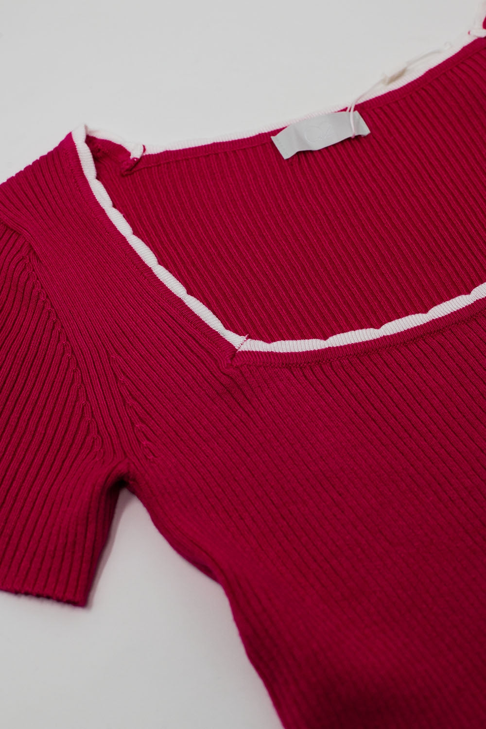 Camisola de manga curta de malha fúcsia com gola quadrada e rebordo branco