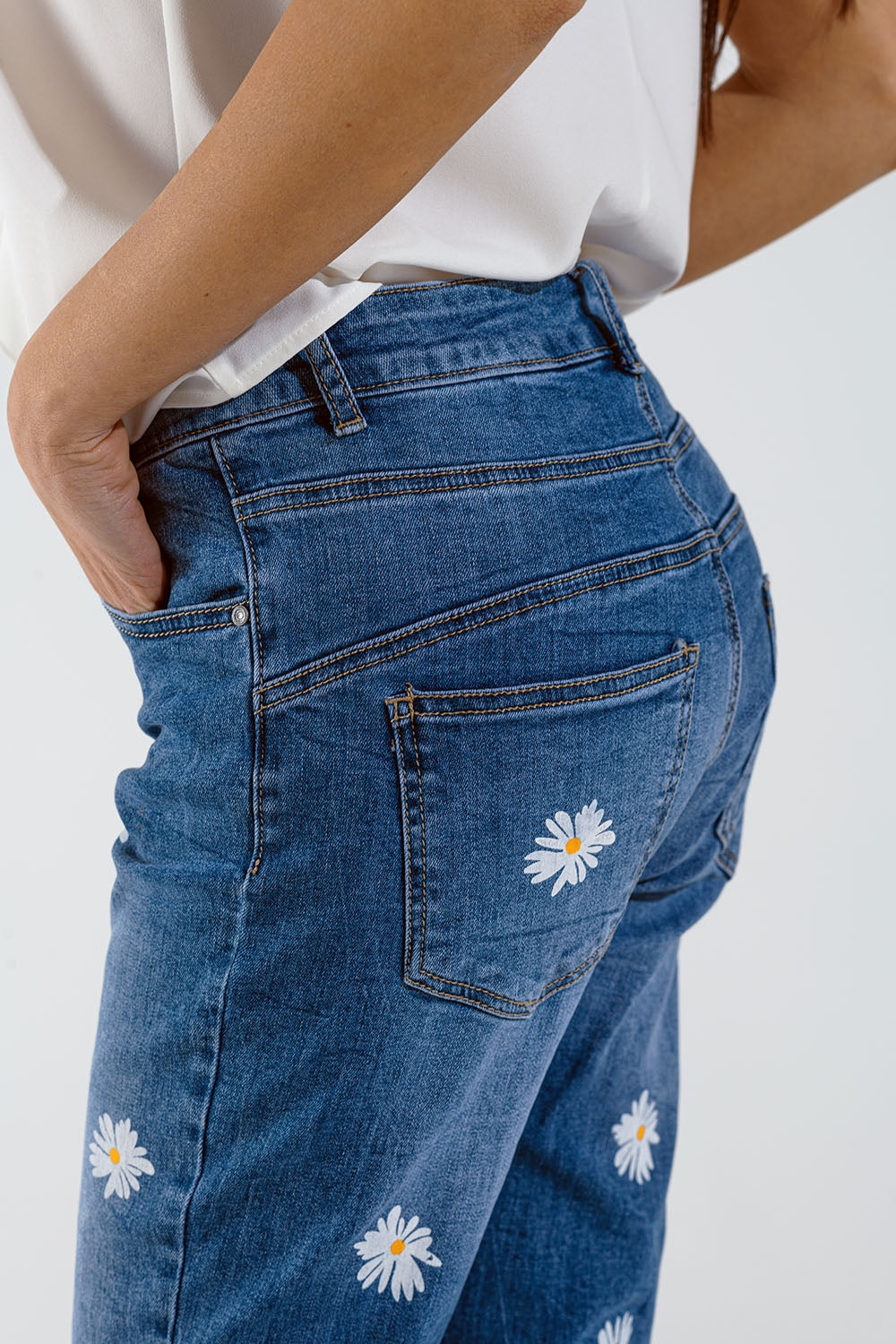 Calças de ganga skinny com margaridas brancas estampadas em lavagem média