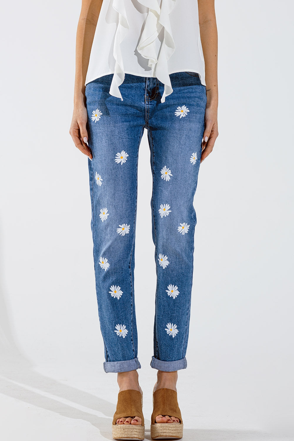 Calças de ganga skinny com margaridas brancas estampadas em lavagem média