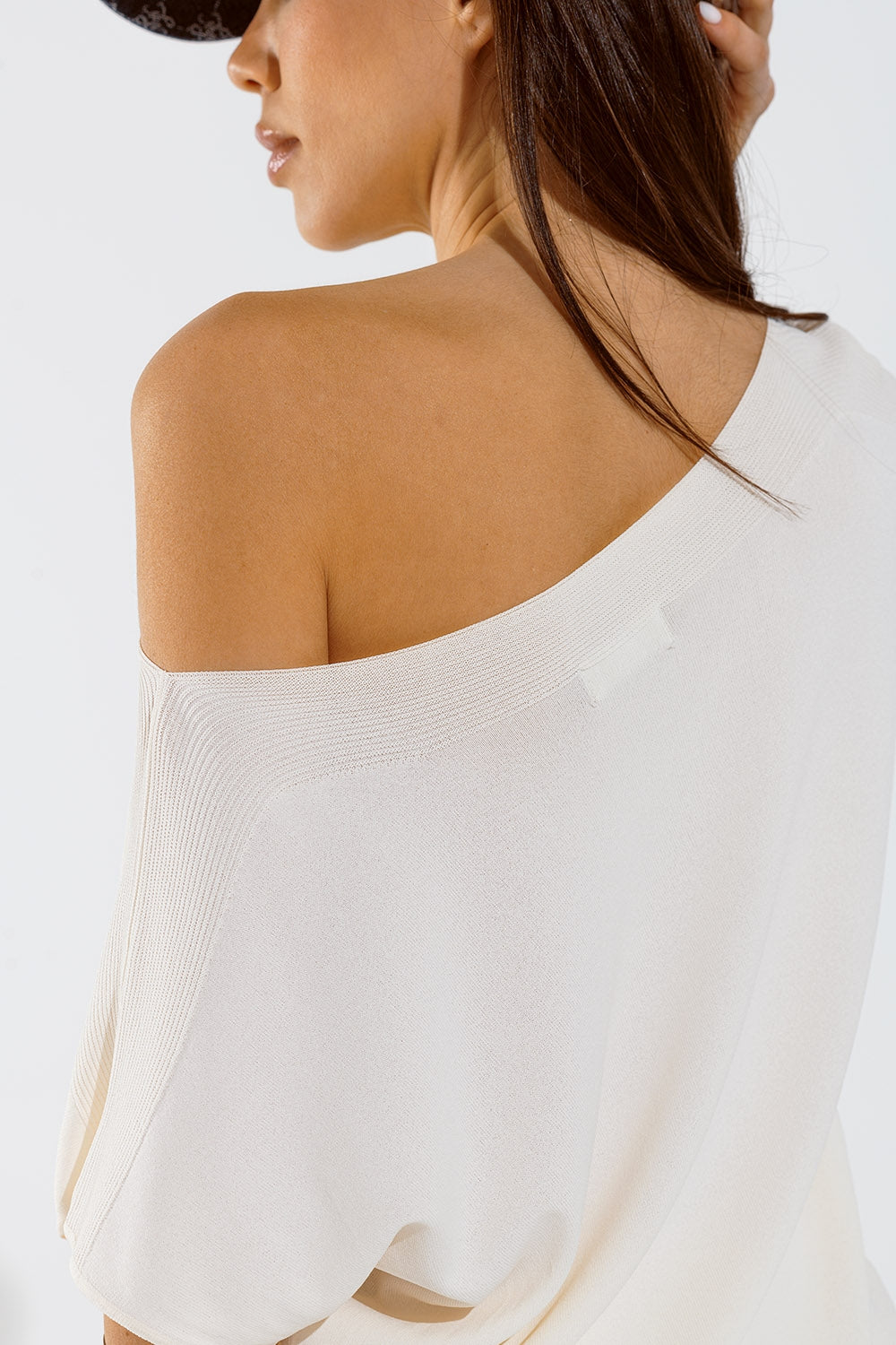 Camisola descontraída sem ombros em creme