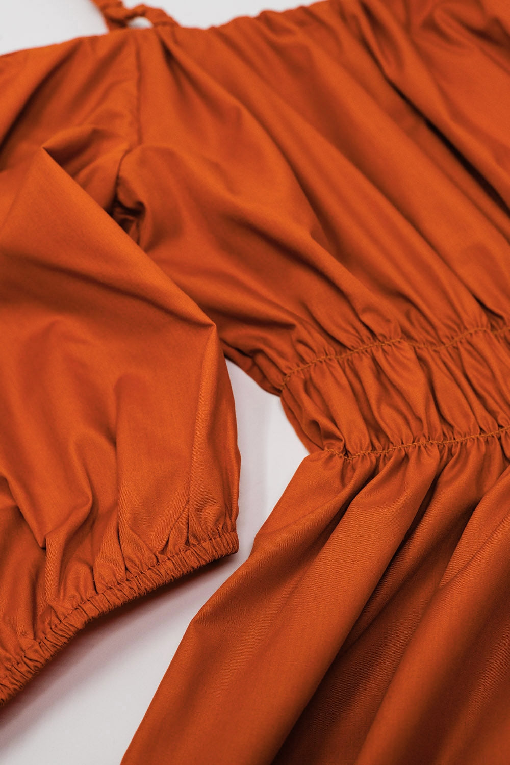 Vestido midi cor de laranja com mangas curtas e alças