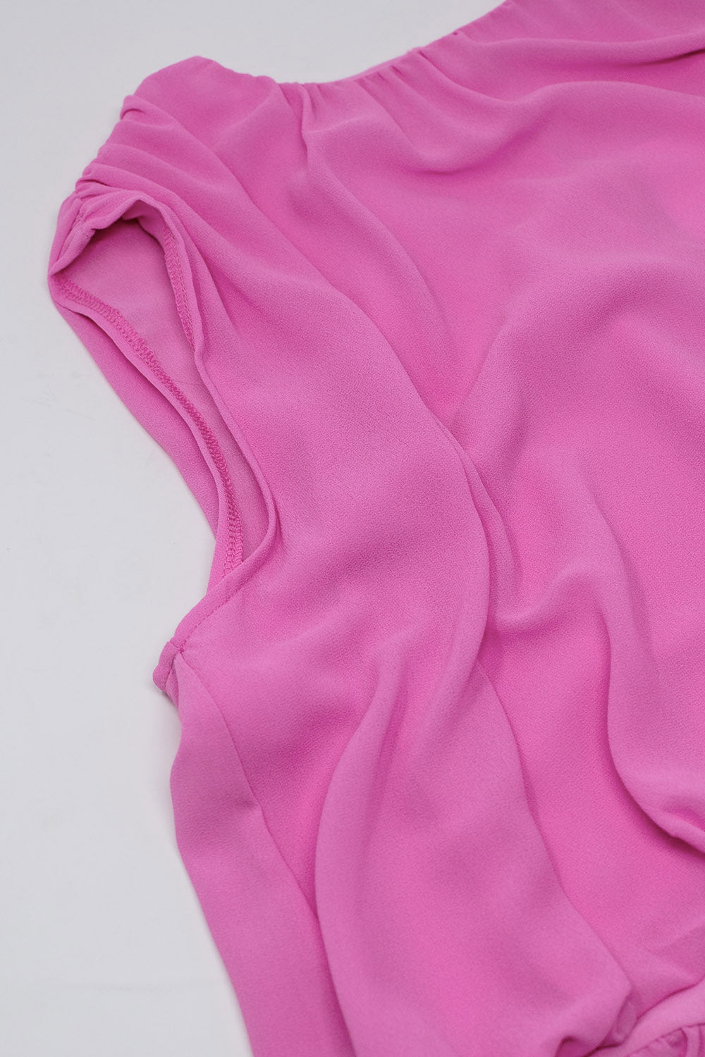 Top cor-de-rosa com design de pregas