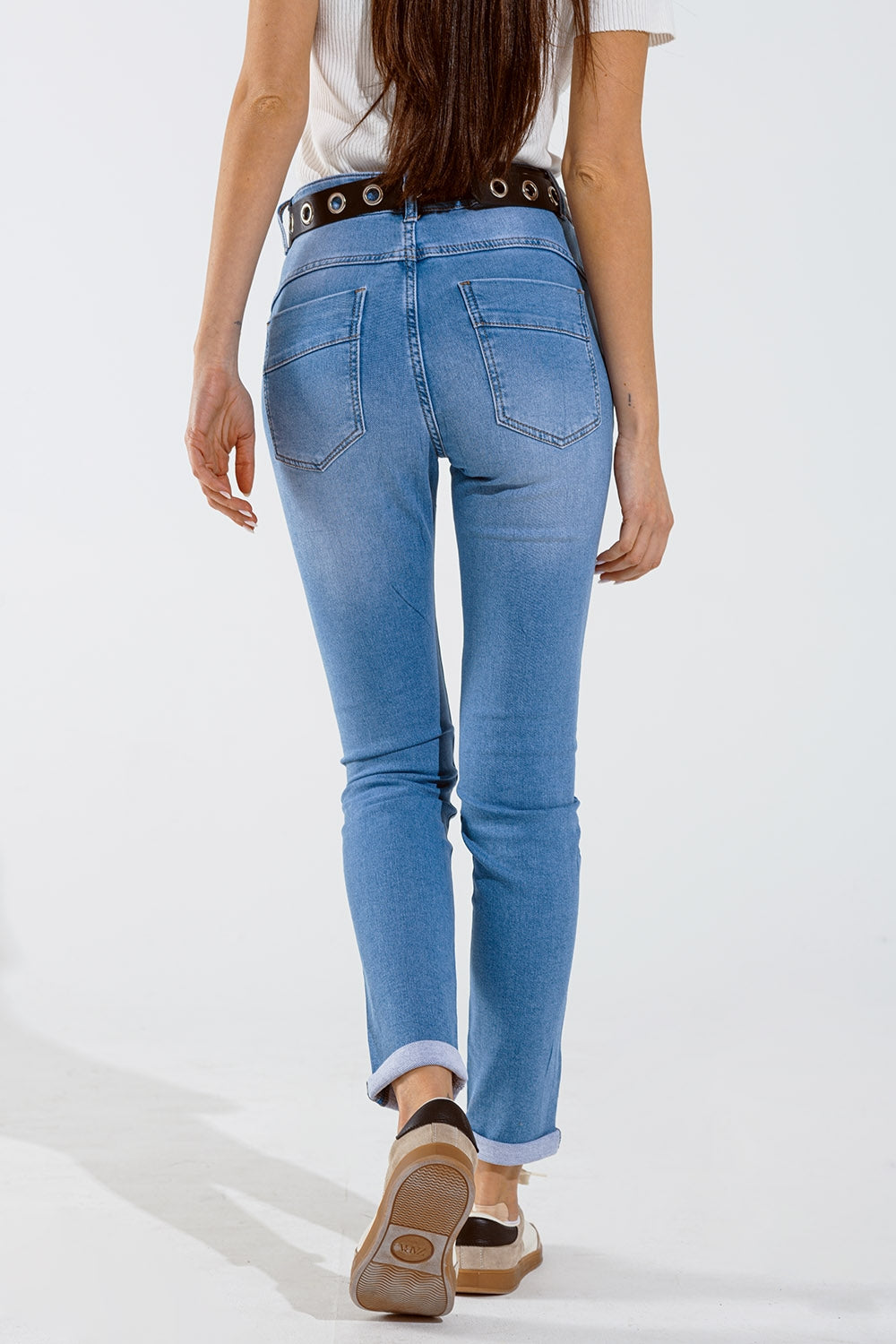 Calças de ganga skinny em azul lavado com strass na parte da frente