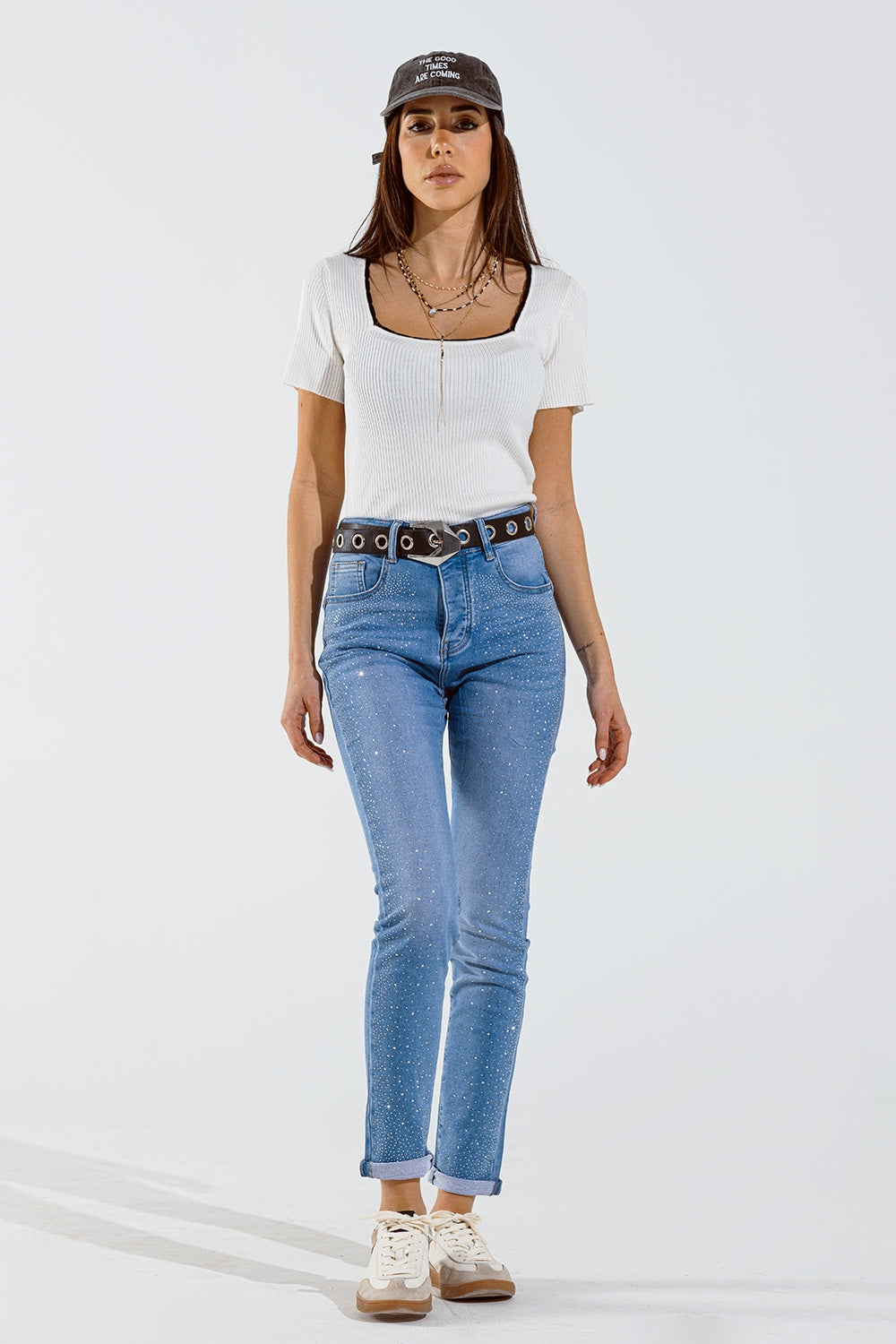 Calças de ganga skinny em azul lavado com strass na parte da frente