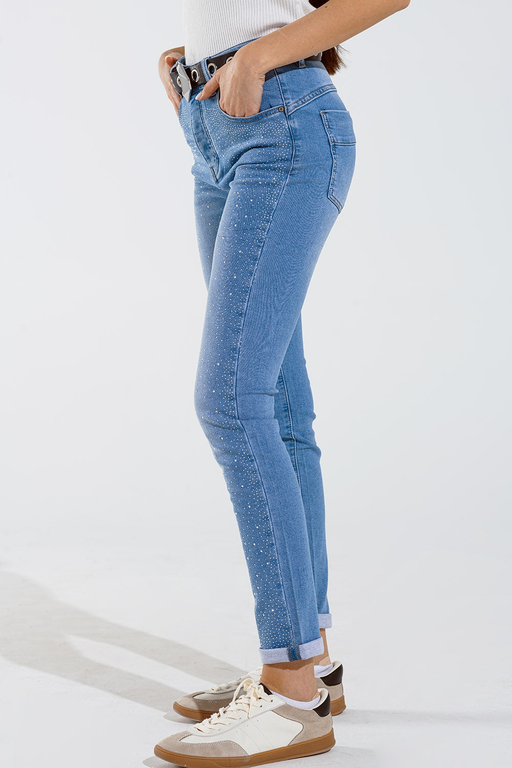 Calças de ganga skinny em azul lavado com strass na parte da frente