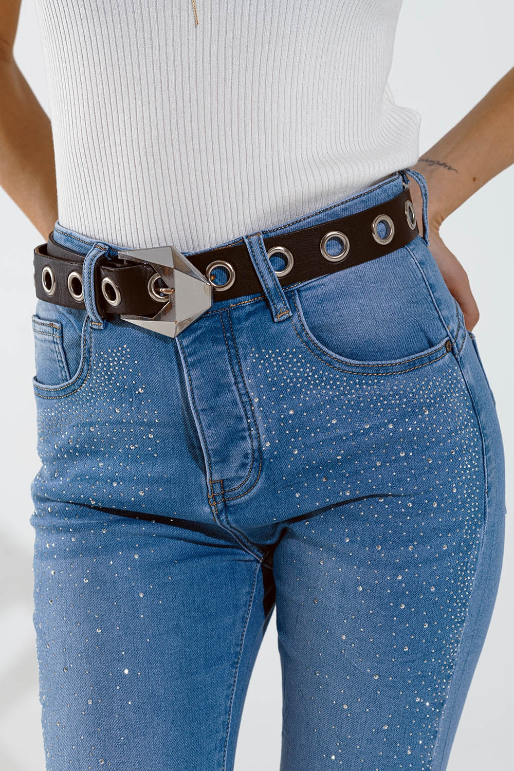 Calças de ganga skinny em azul lavado com strass na parte da frente