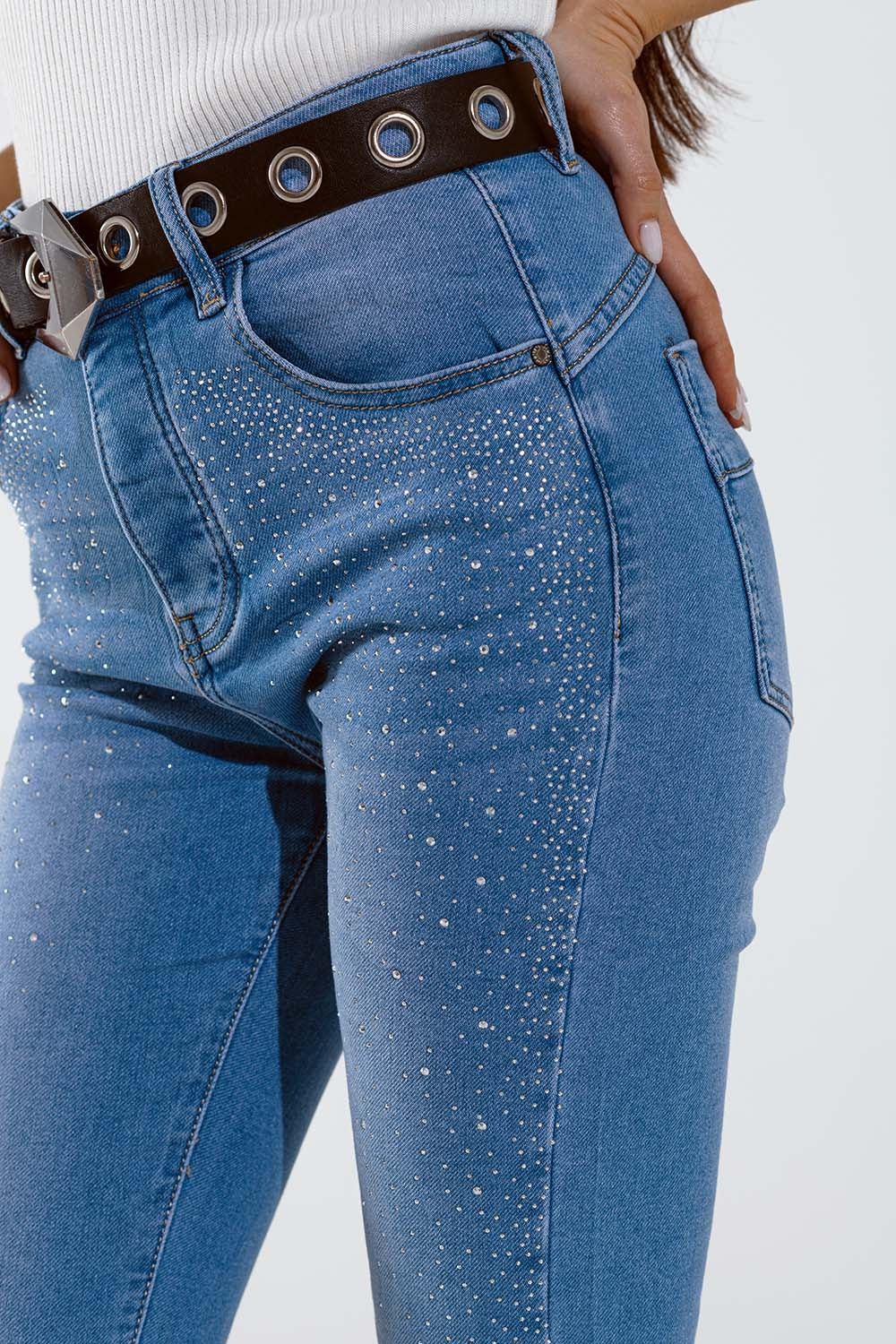 Calças de ganga skinny em azul lavado com strass na parte da frente