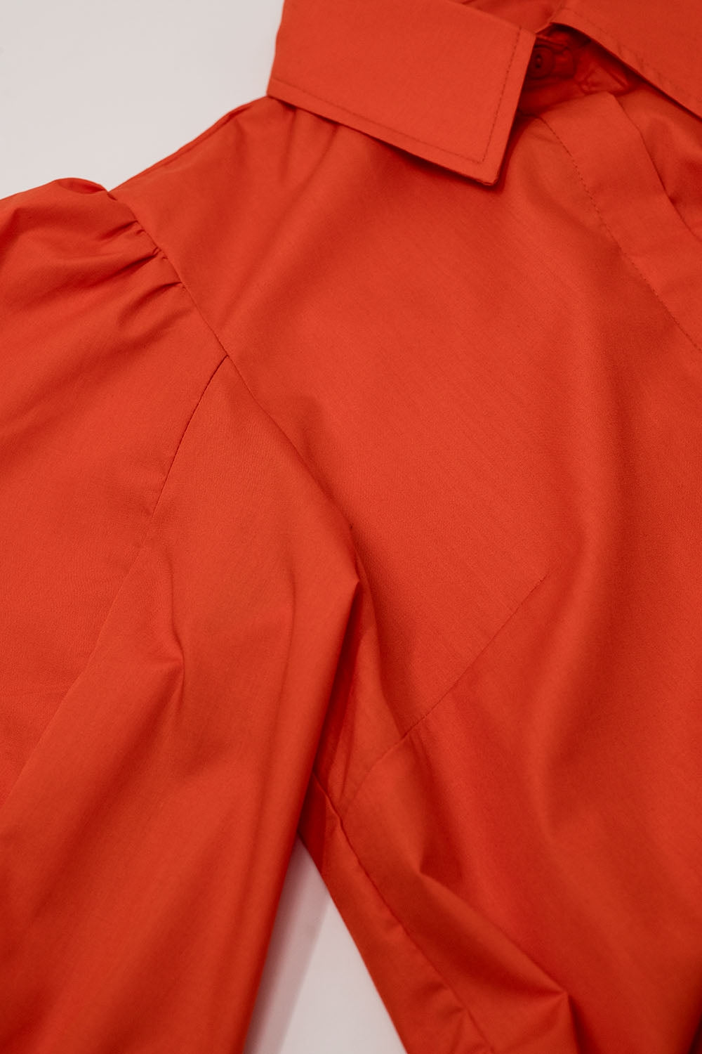 Camisa básica em popeline laranja com mangas compridas em balão