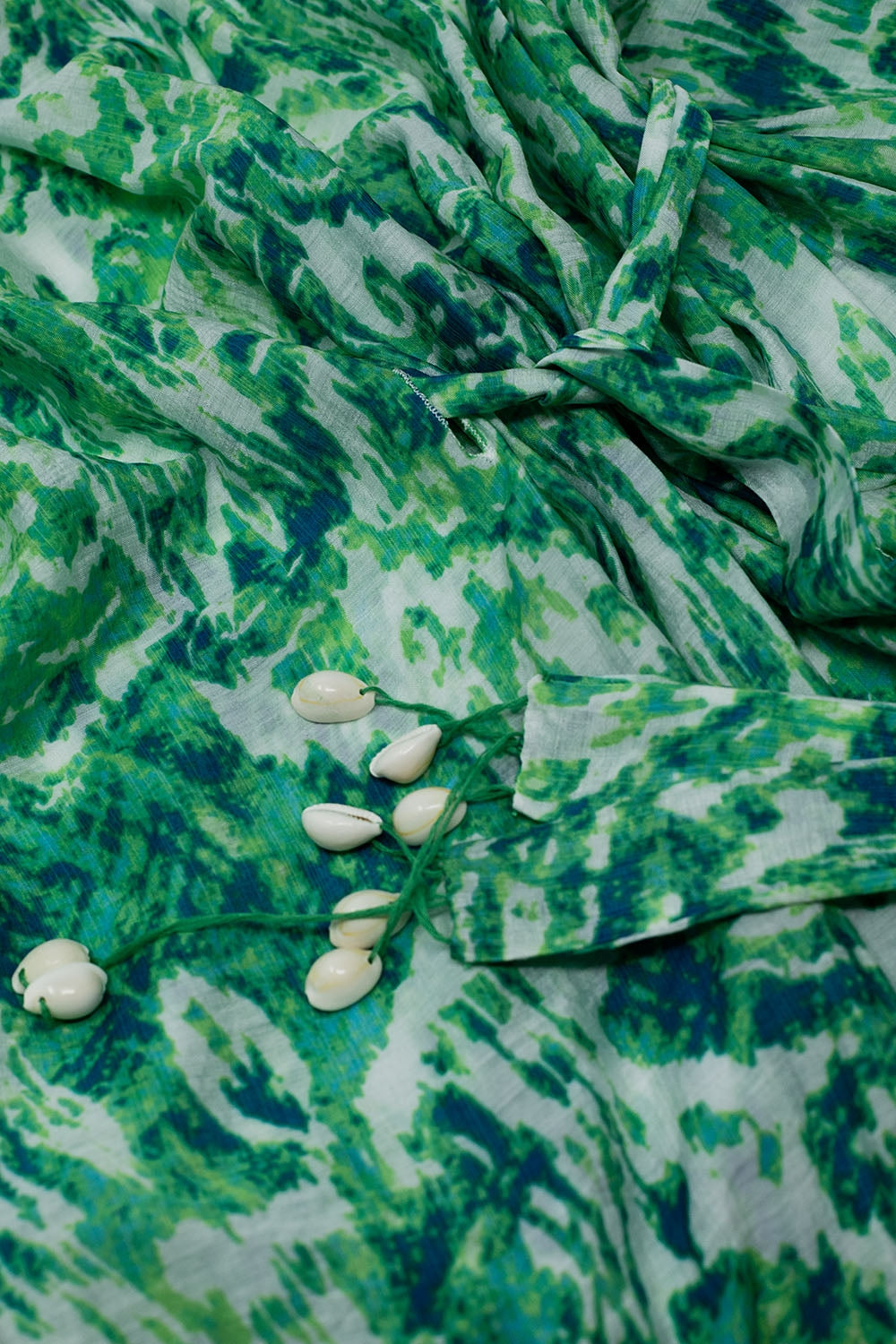 Quimono comprido verde com fecho de cordão em estampado tribal