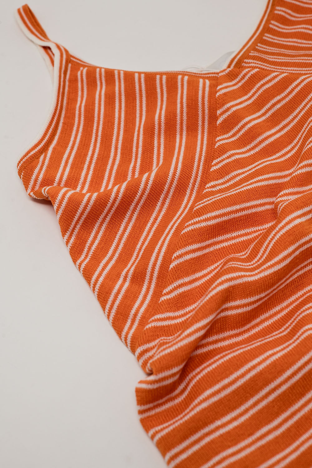 Vestido midi laranja com riscas e tiras de esparguete