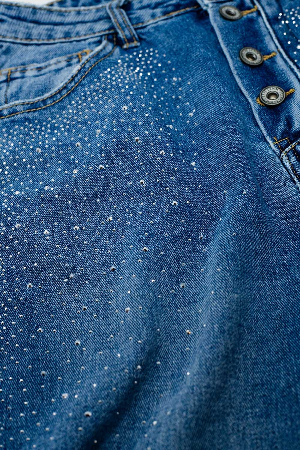 Calças de ganga de pernas largas com botões expostos e pormenores de cordões em Mid Wash