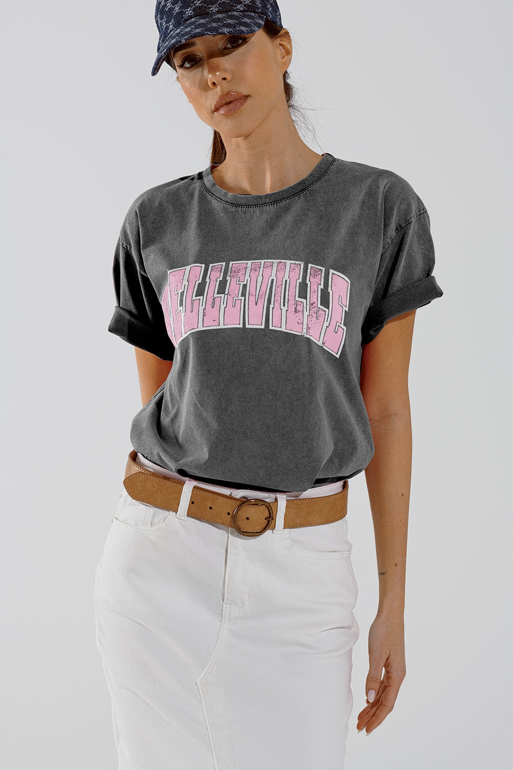 T-shirt cinzenta com gola redonda e texto Belleville