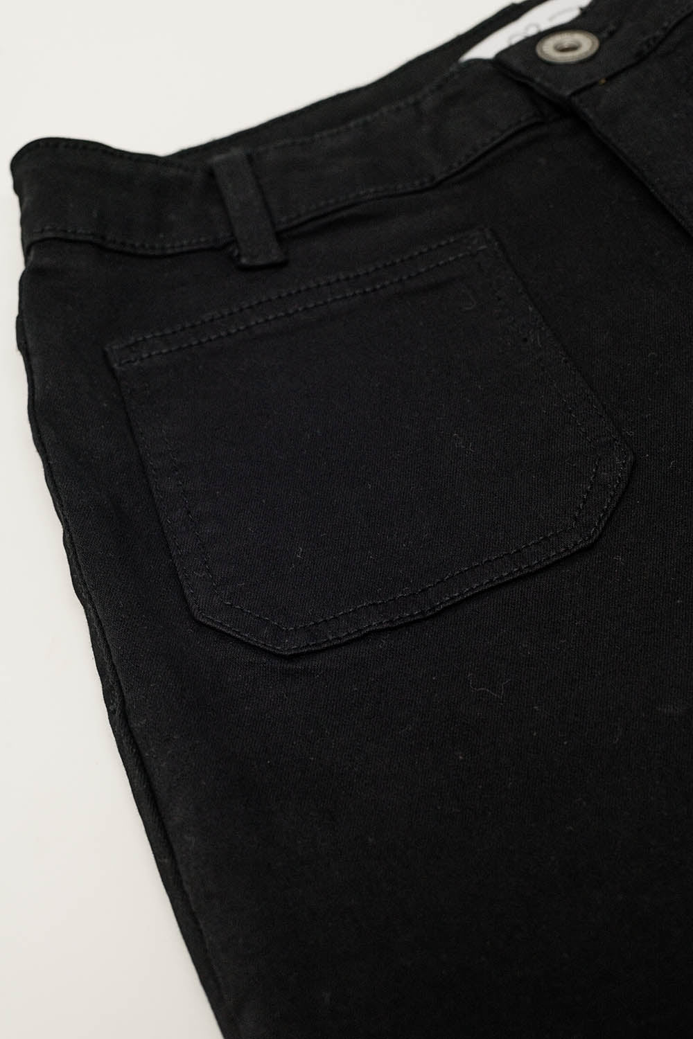 Calças de ganga skinny pretas com pormenor de bolso à frente