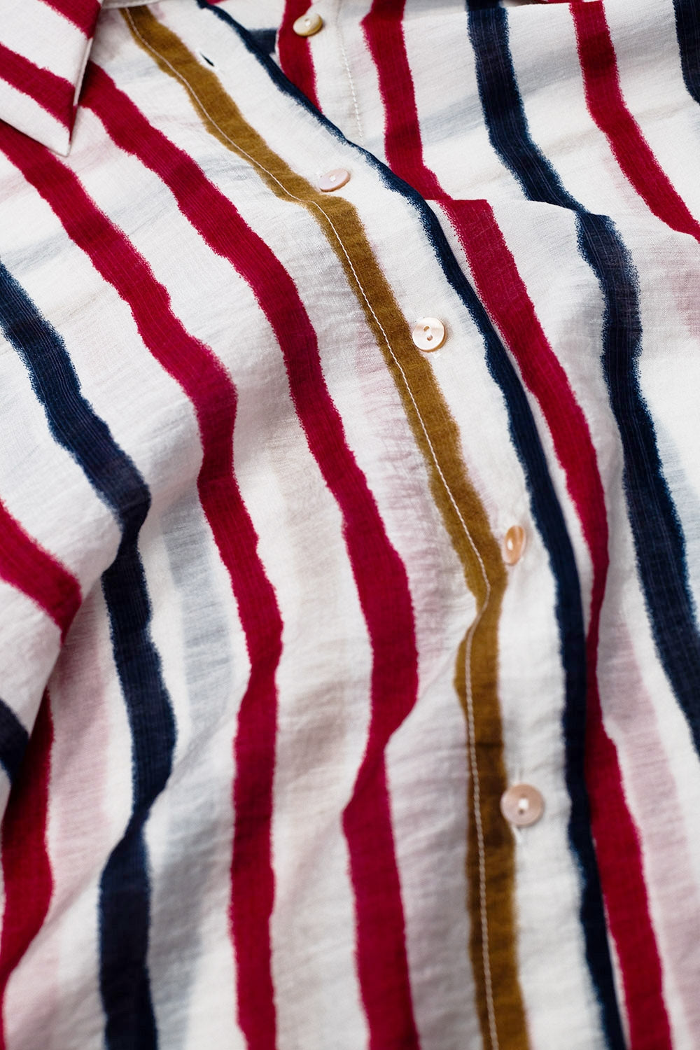 Camisa de manga comprida em chiffon com riscas multicoloridas vermelho e azul-marinho