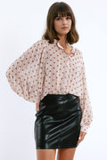 Blusa com mangas em balão e bolinhas em bege