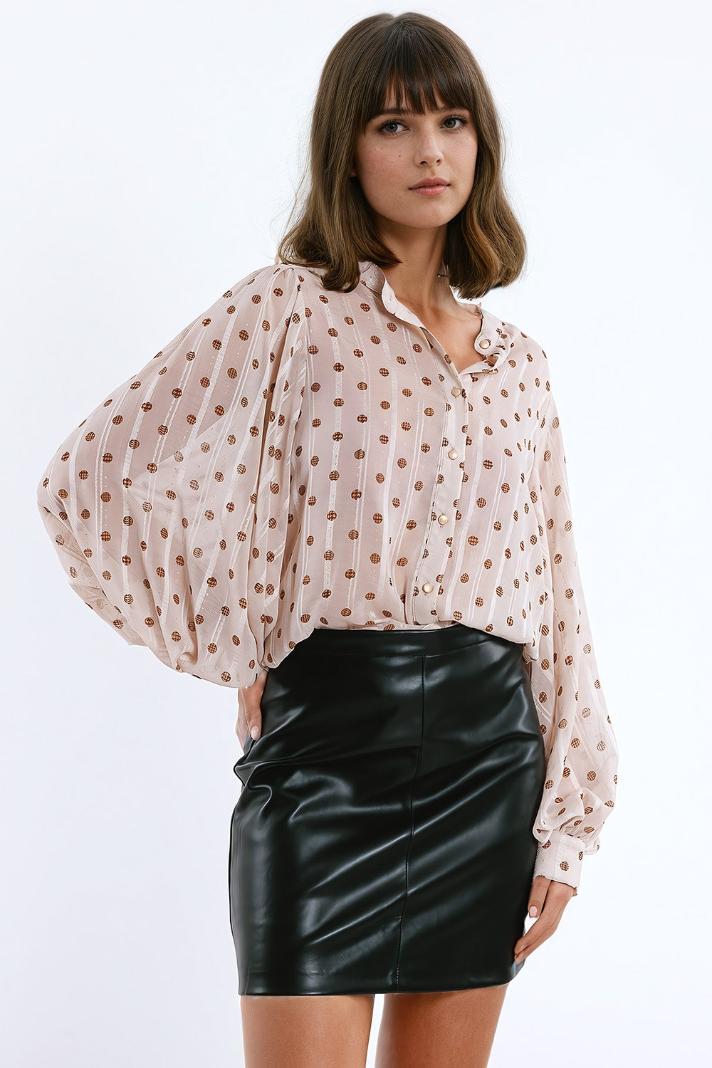 Blusa com mangas em balão e bolinhas em bege