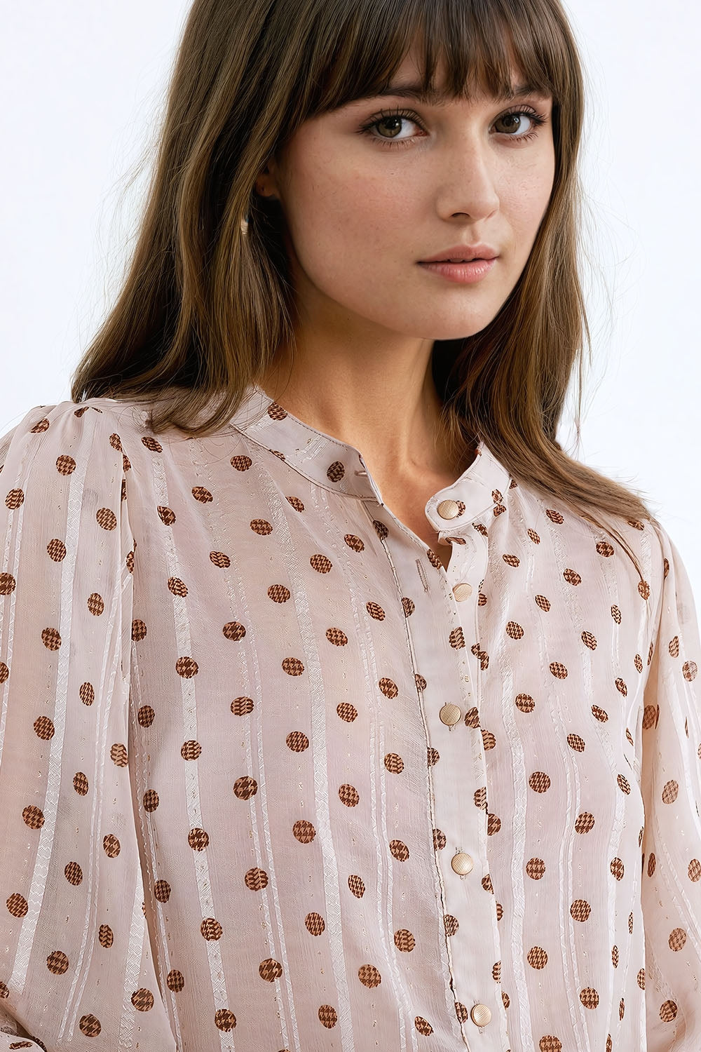 Blusa com mangas em balão e bolinhas em bege