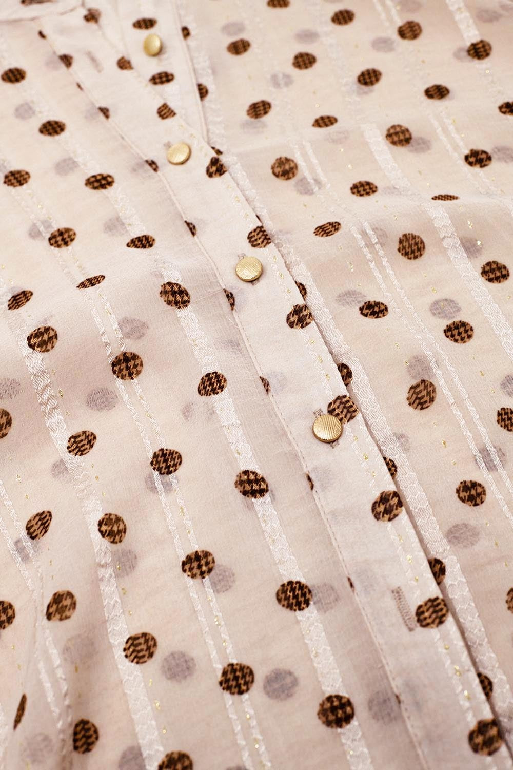 Blusa com mangas em balão e bolinhas em bege