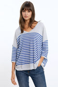 Camisola cinzenta com riscas azuis e decote em V
