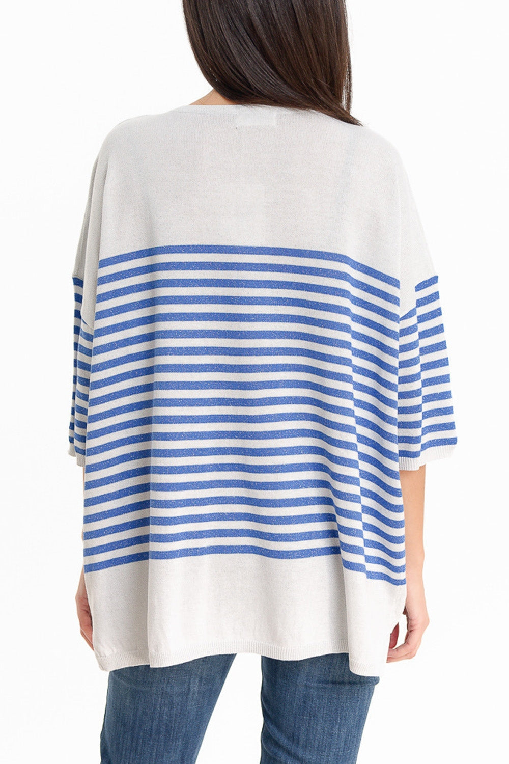Camisola cinzenta com riscas azuis e decote em V