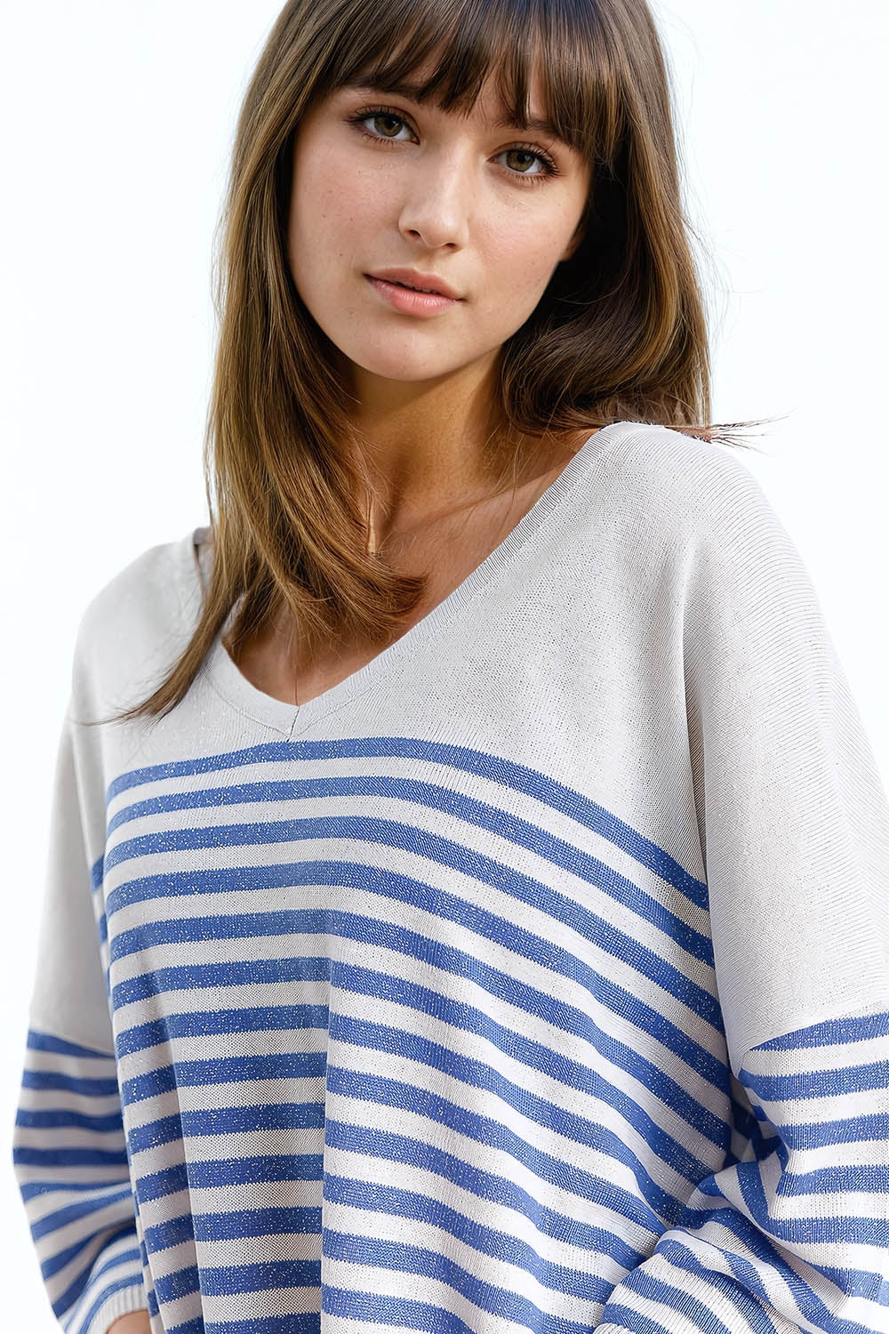 Camisola cinzenta com riscas azuis e decote em V