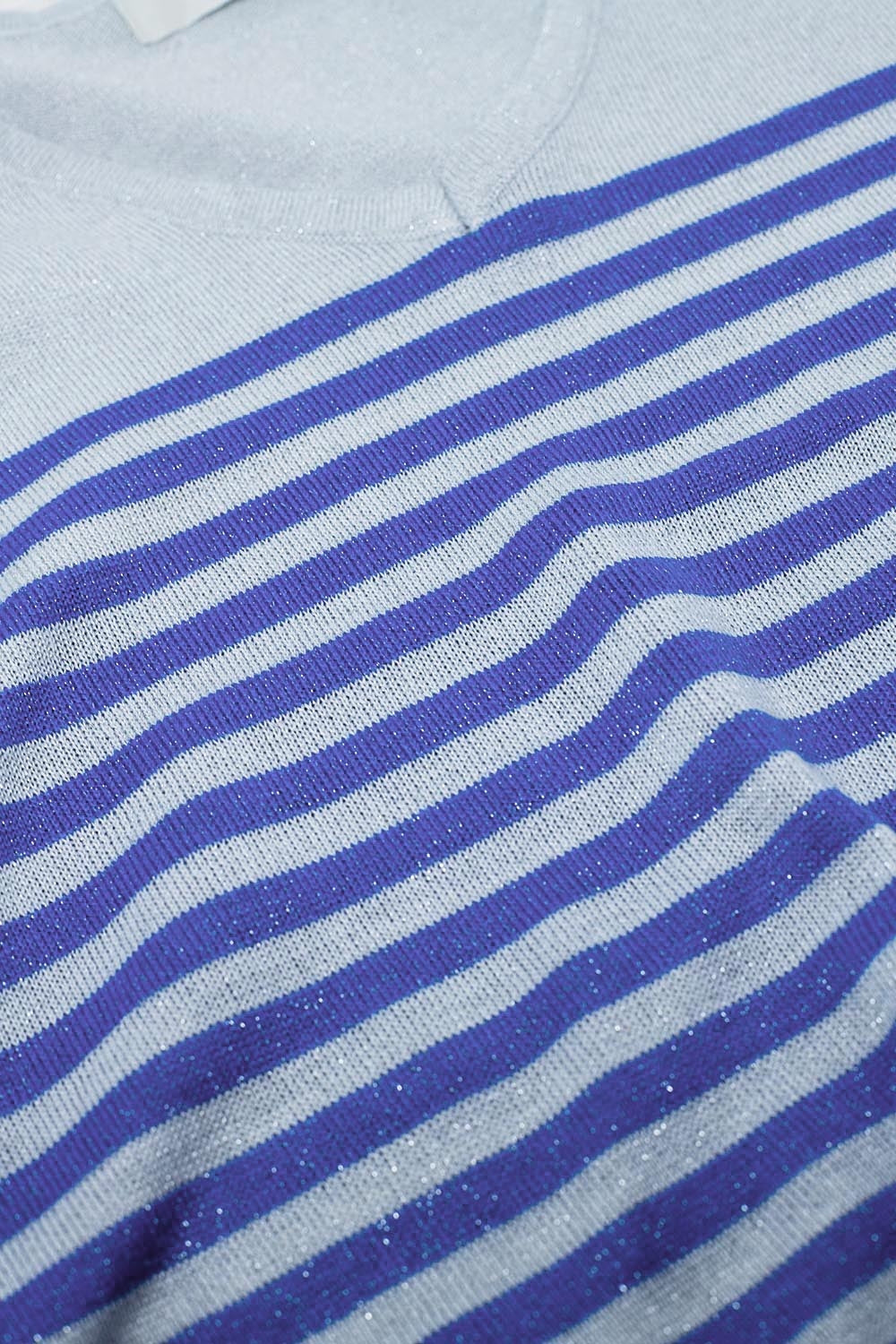 Camisola cinzenta com riscas azuis e decote em V