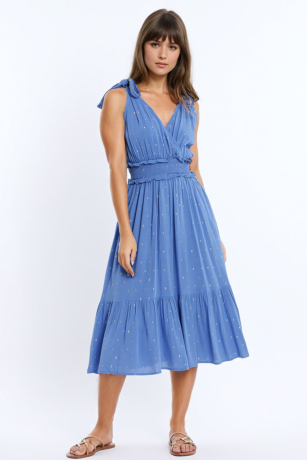 Vestido midi azul com cintura marcada e bolinhas douradas