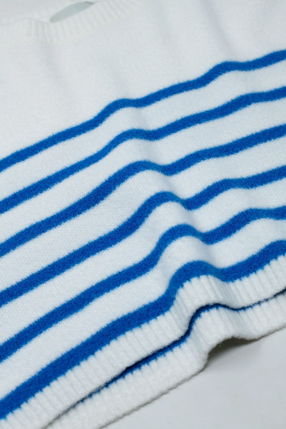 Camisola cortada com riscas e gola redonda
