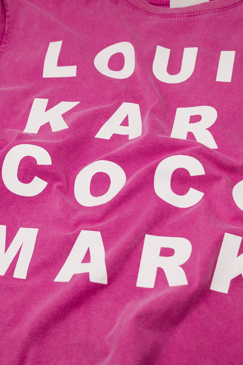 T-shirt fúcsia com logótipos de nomes famosos à frente