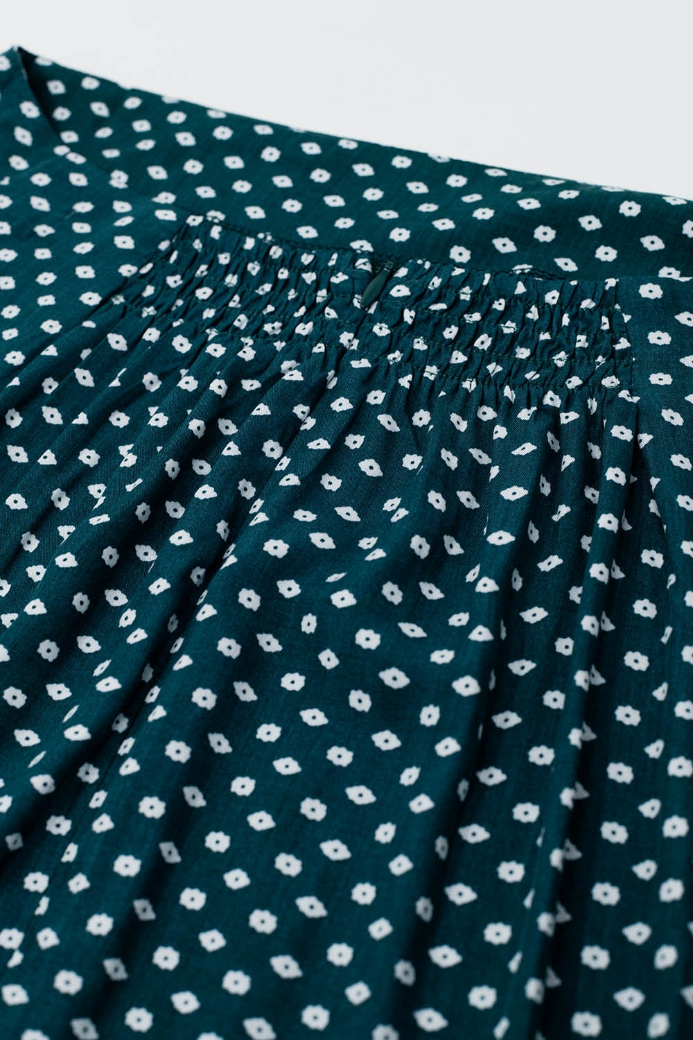 Saia maxi em verde com estampado de flores e fenda lateral