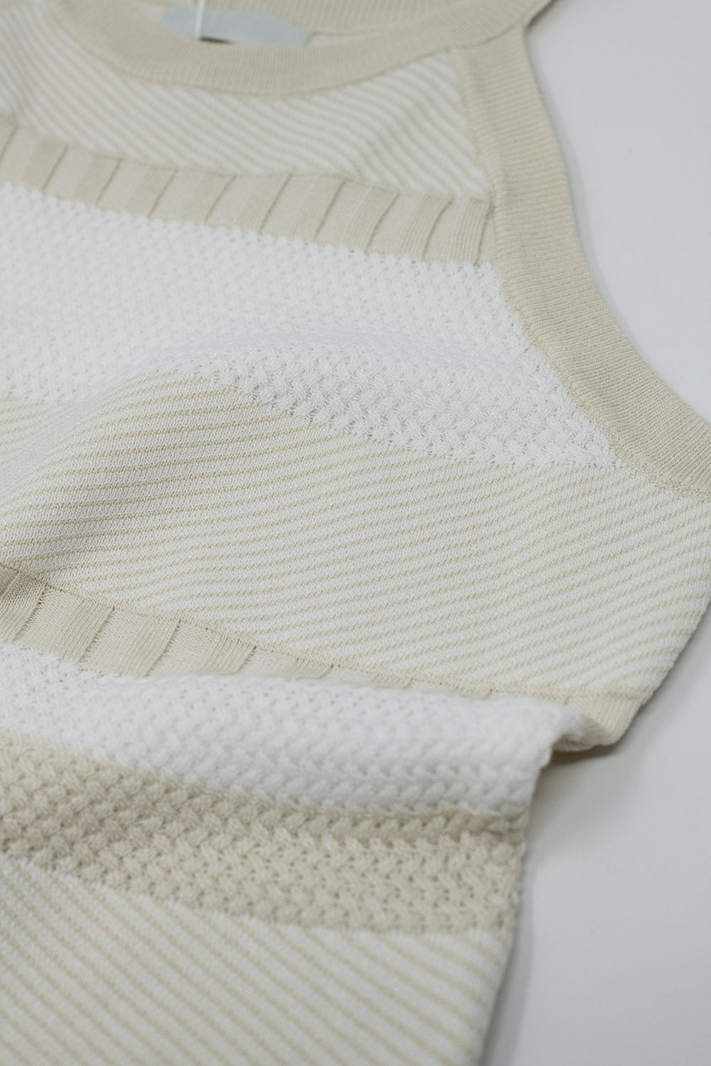 Tank top bege com design de riscas em diferentes malhas