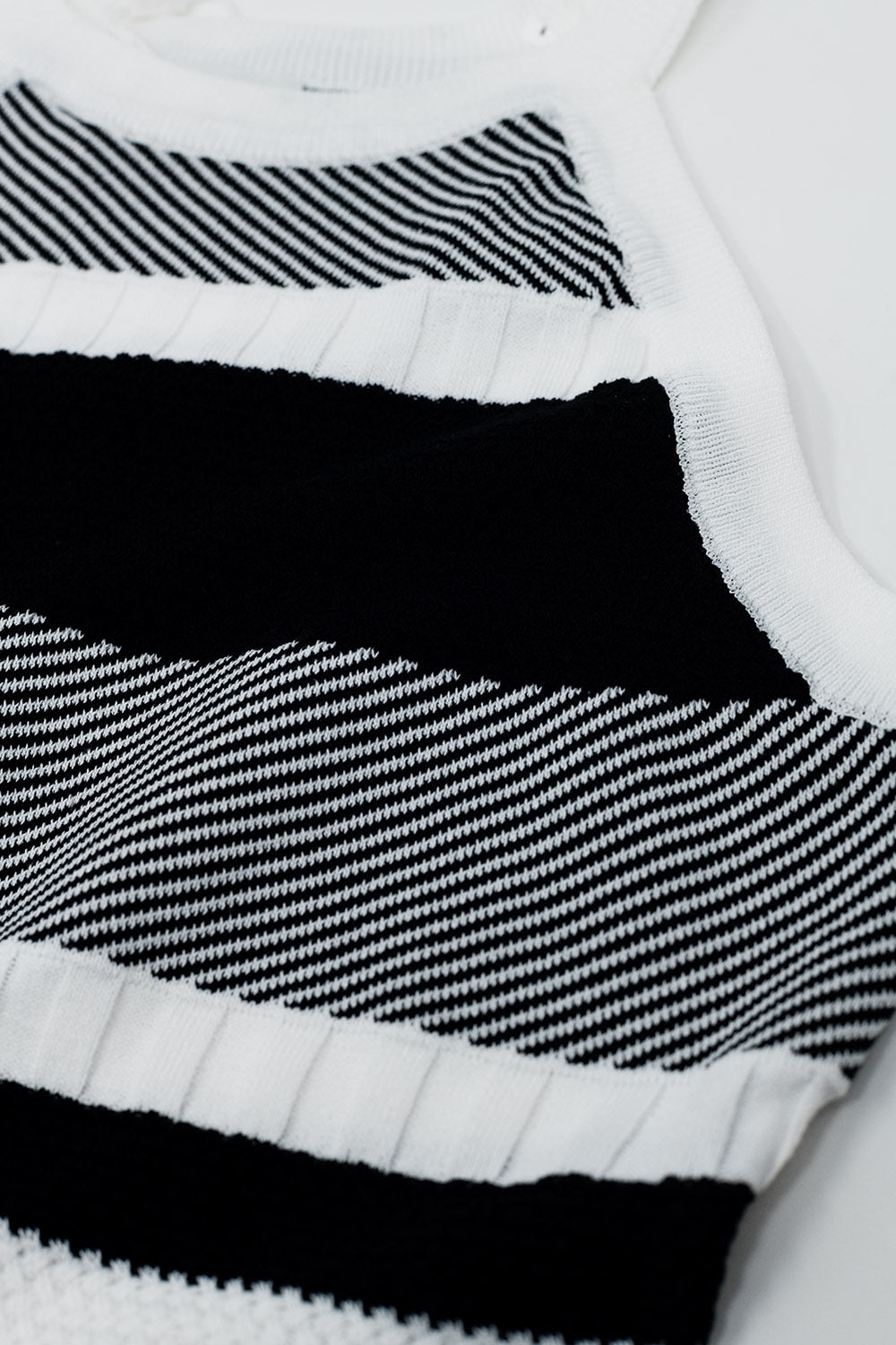 Tank top preto e branco com design de riscas em malhas diferentes