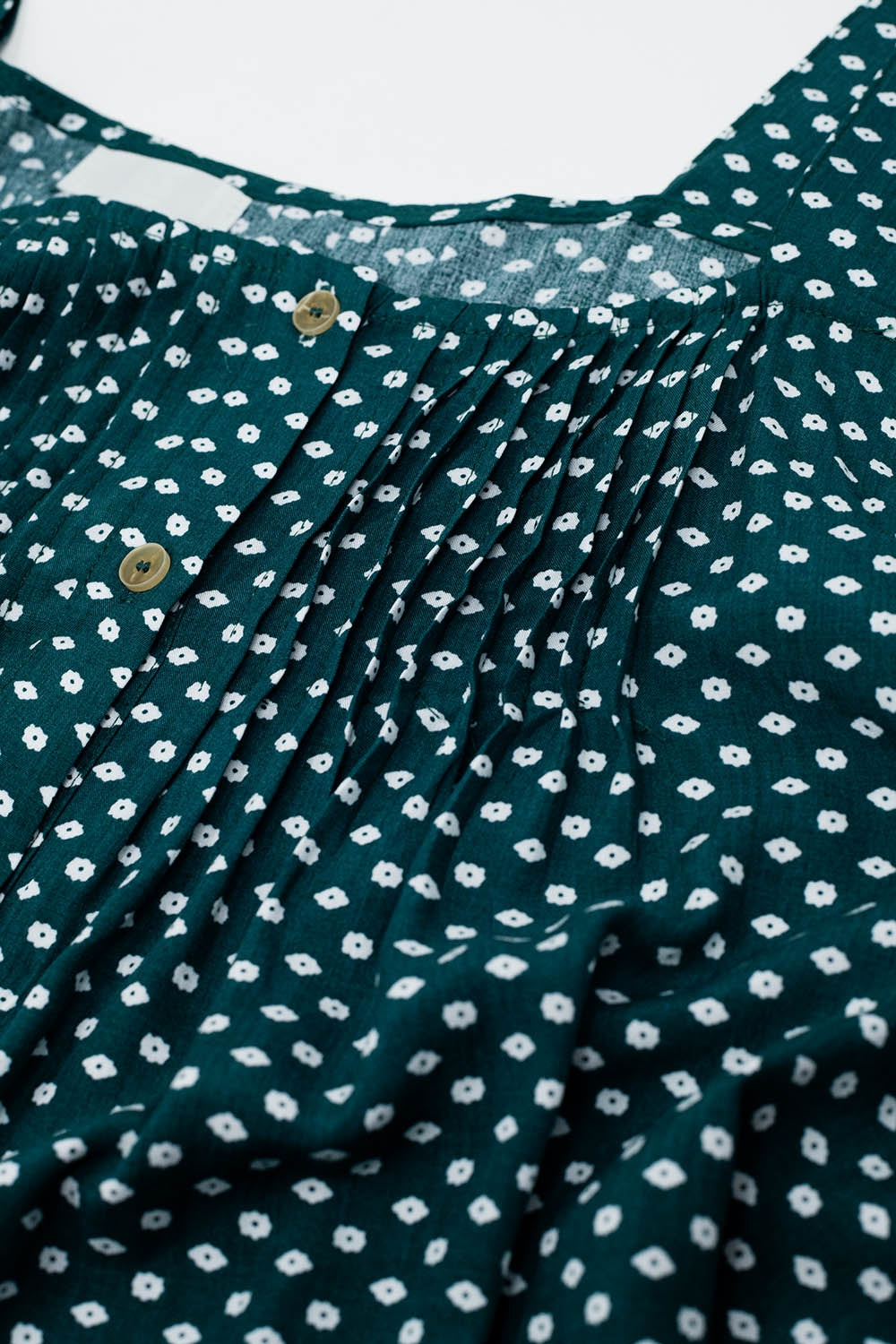 Blusa com botões mangas curtas com folhos e estampado de flores em verde