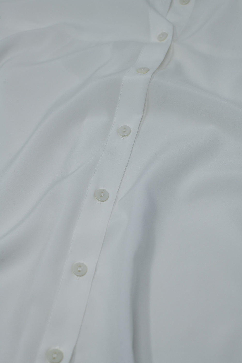 Blusa branca sem mangas com botões
