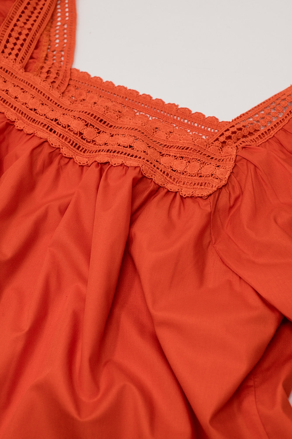 Top laranja com decote quadrado e mangas curtas