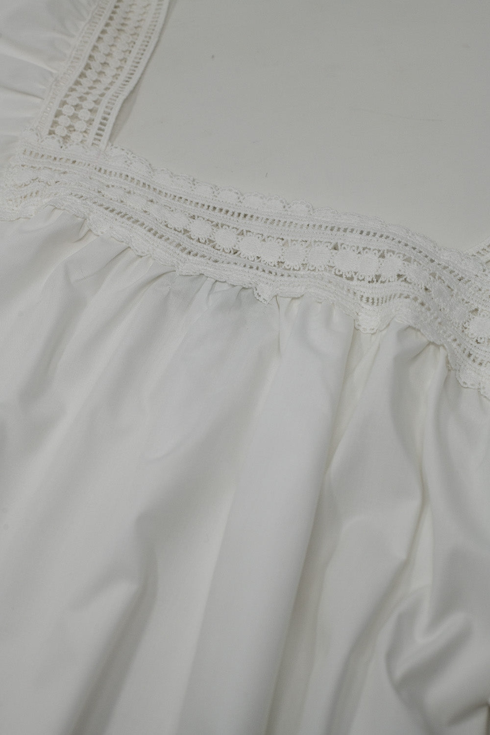 Top branco com decote quadrado e mangas curtas