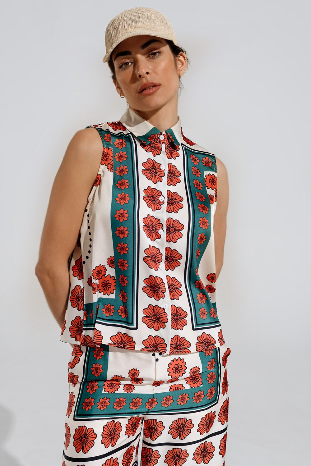 Camisa sem mangas em creme com motivos florais