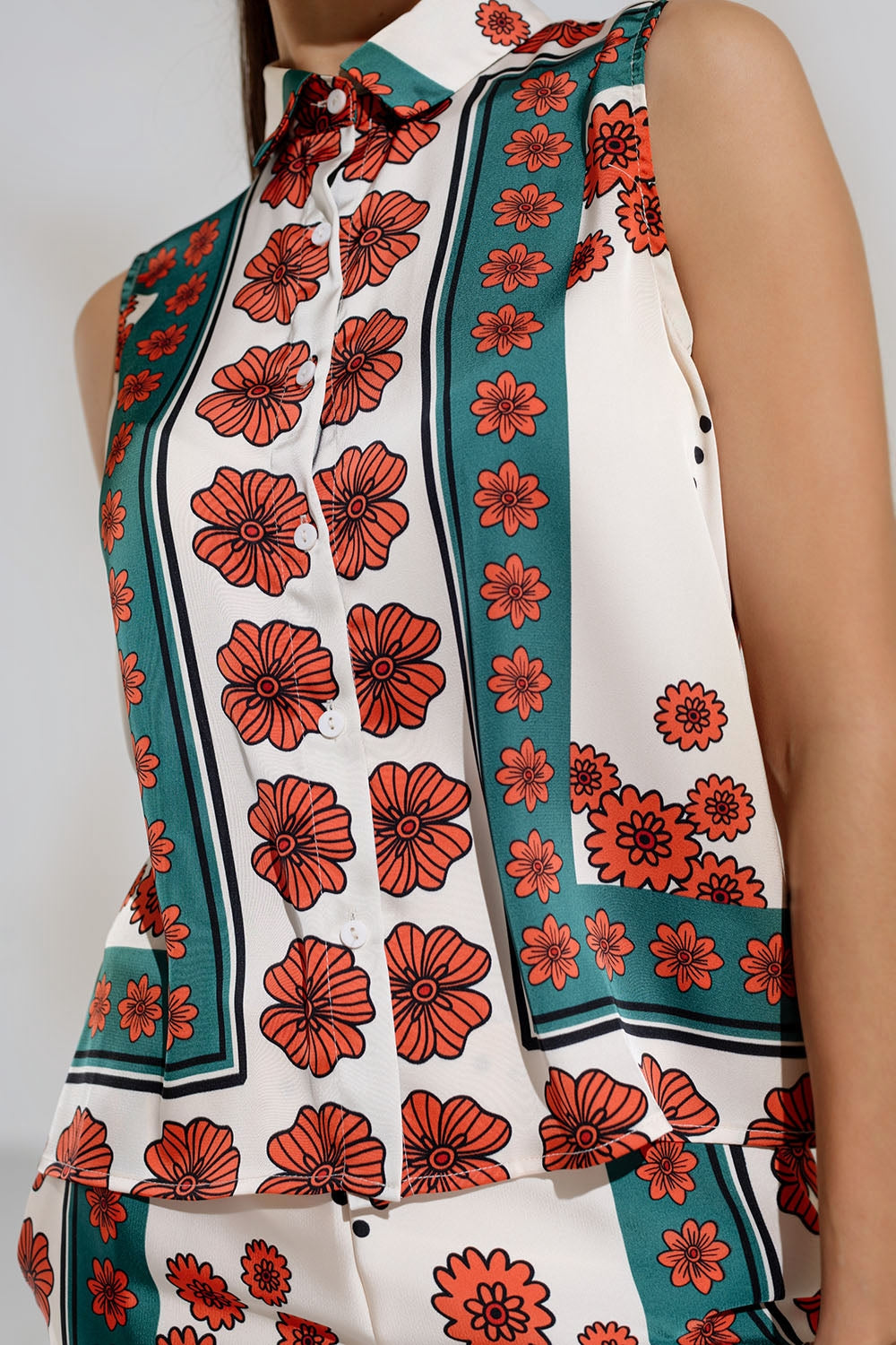 Camisa sem mangas em creme com motivos florais
