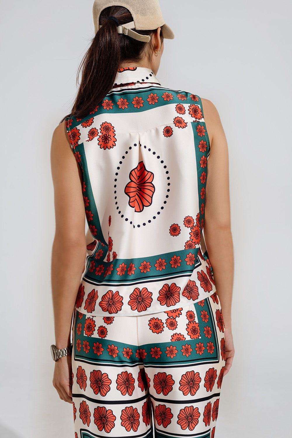 Camisa sem mangas em creme com motivos florais