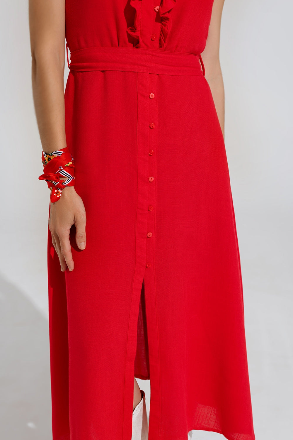 vestido comprido vermelho com folho e pormenor de botões