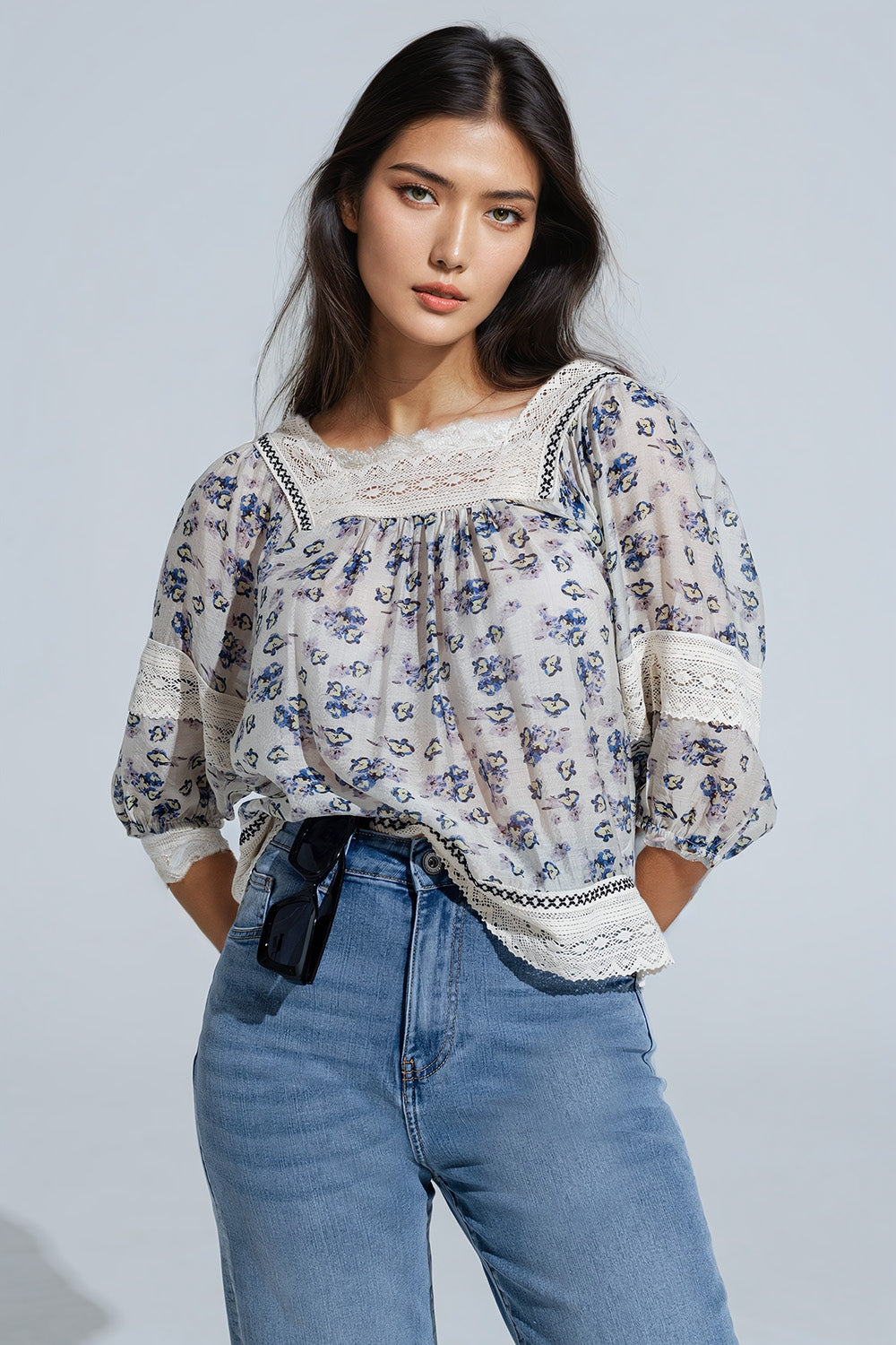 blusa romântica com flores e pormenor de renda