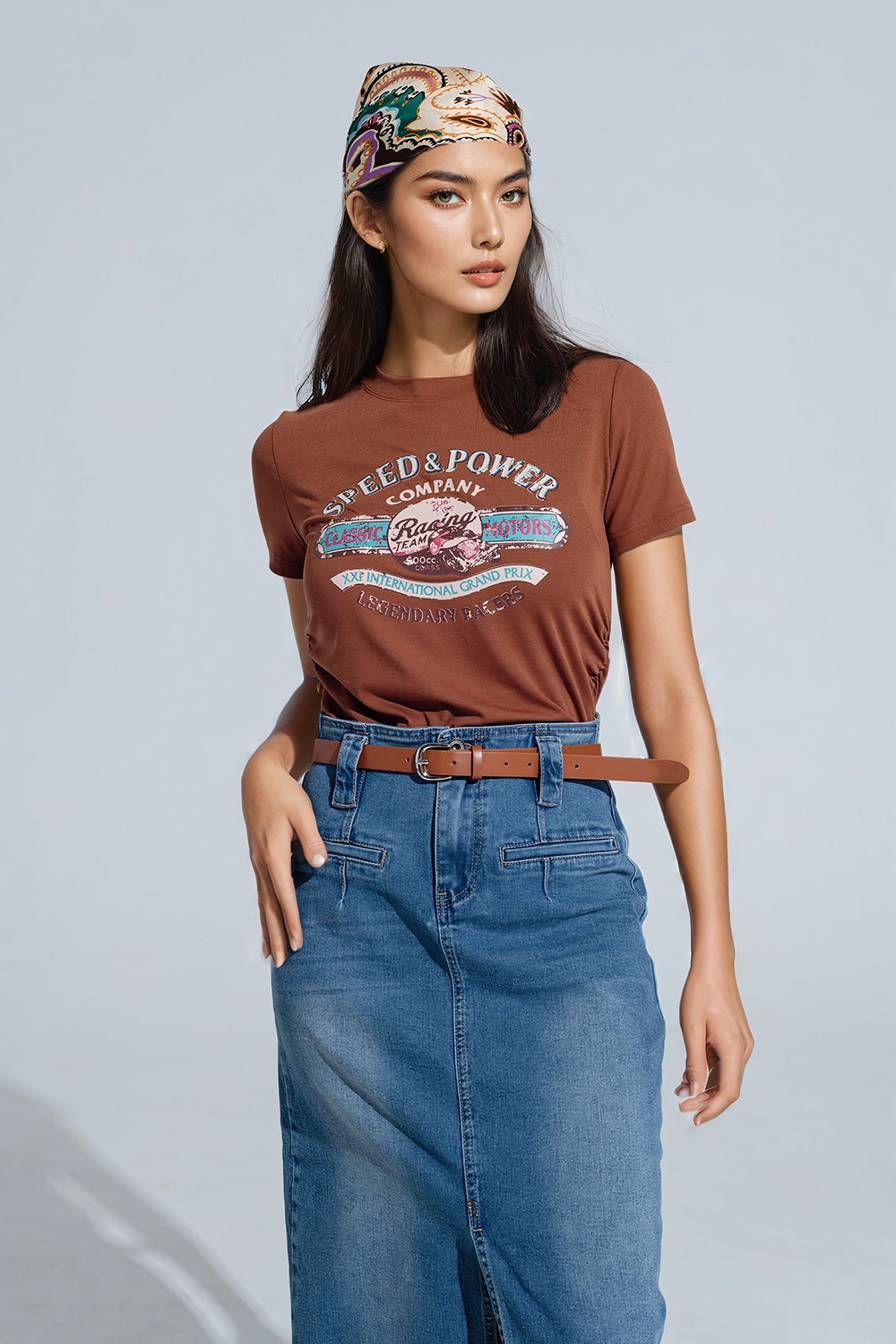 T-shirt castanha de gola redonda com estampado gráfico