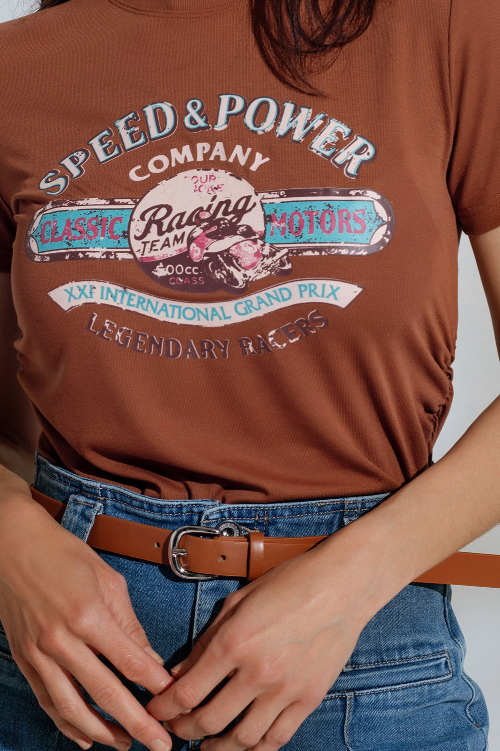 T-shirt castanha de gola redonda com estampado gráfico