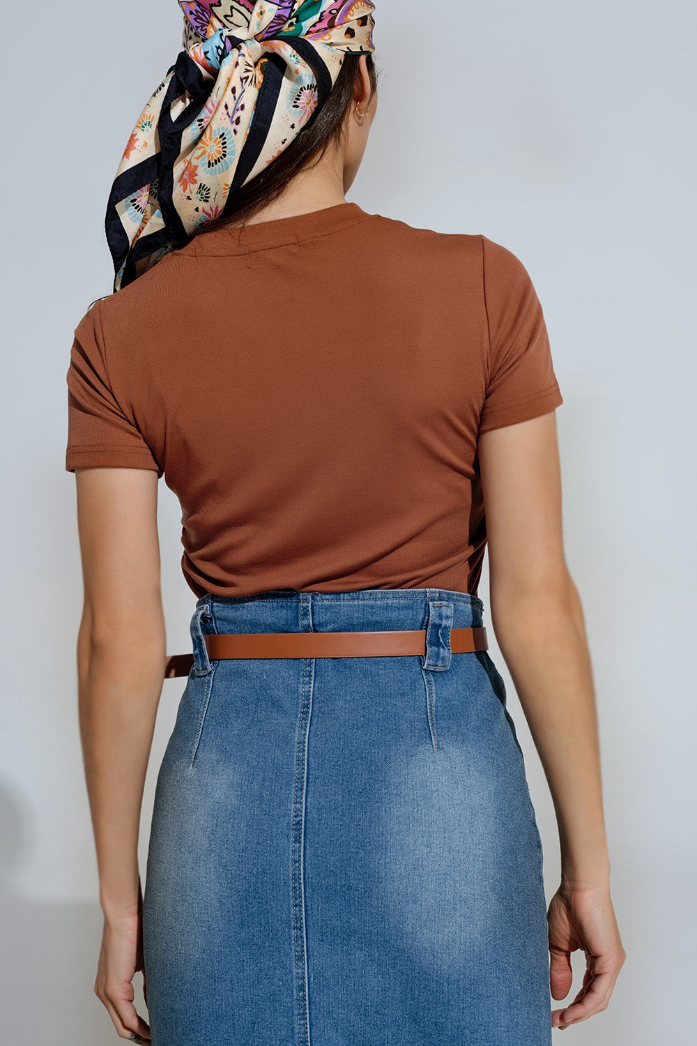 T-shirt castanha de gola redonda com estampado gráfico