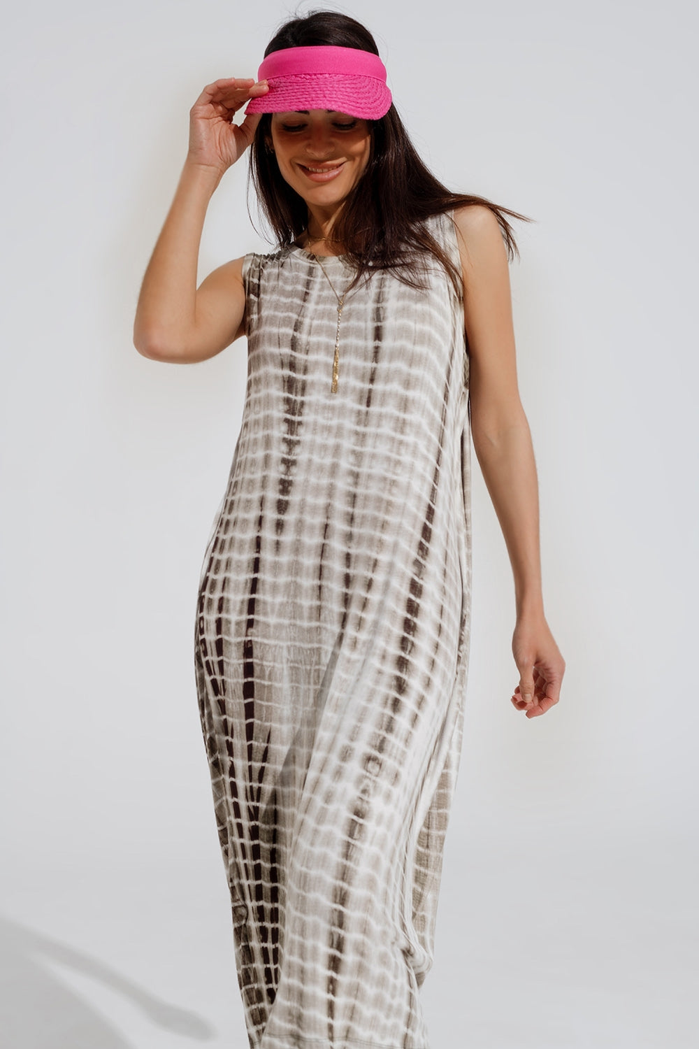 Vestido maxi descontraído tie dye em tons de khaki